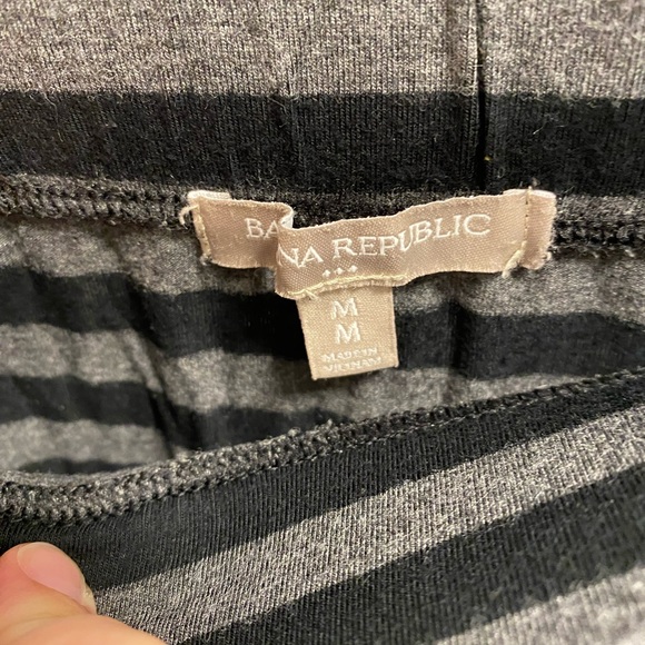 Comfy/ stretchy Banana Republic grey and black striped casual skirt in size M. - Picture 2 of 4